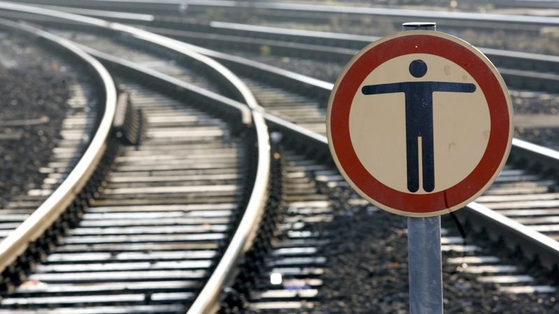 Železničář v Klatovech vykázal opilce z kolejiště, dostal hlavičku